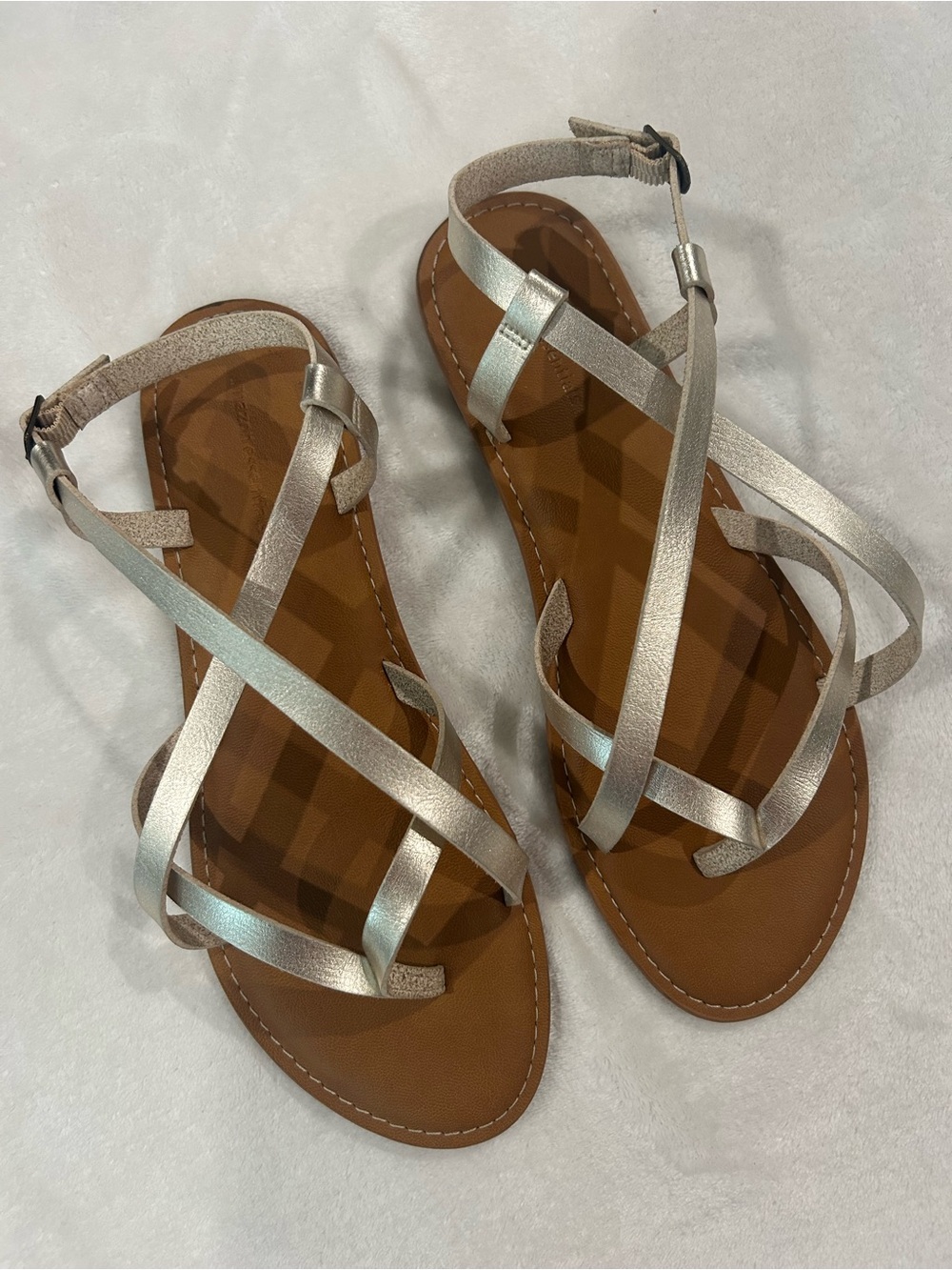 Amazon Essentials Shogun Strappy Sandals flats metallic champagne/silver size 11